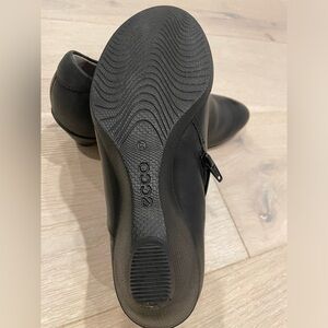 Black leather Ecco dress shoes, lady size 37(6.5).